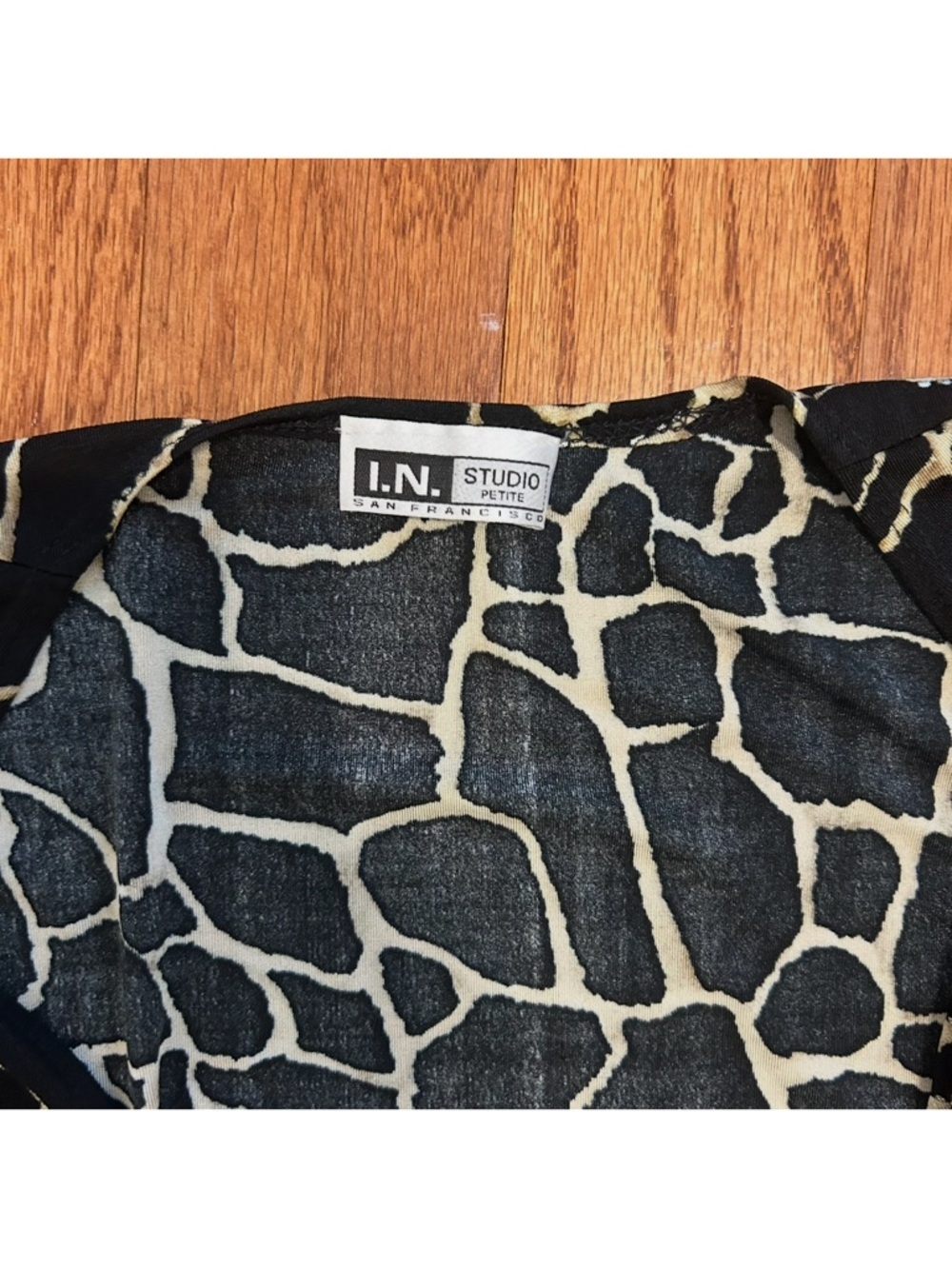 I.N. Studio Petite San Francisco Giraffe Print Ruched Side Top - Picture 5 of 6